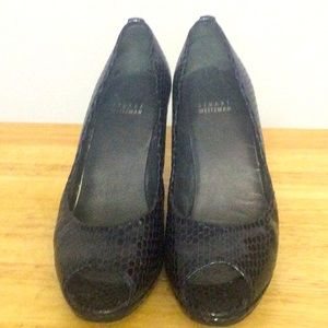 🌞 Stuart Weitzman LogoPlainfield peep toe heel black snakeskin patent leather 8